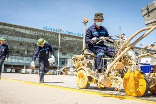 Nhân viên sân bay Nội Bài 'căng mình' trong nắng nóng chạm mốc kỷ lục 71 độ C