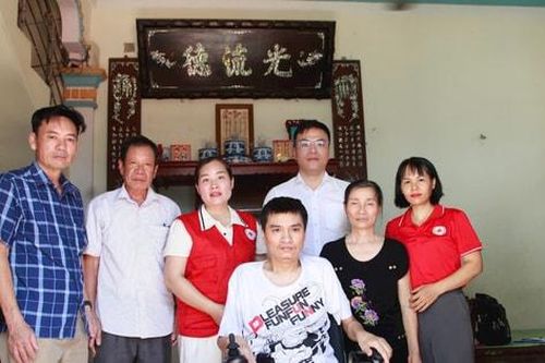 Xã Đại Xuyên: Trao xe lăn hỗ trợ người khuyết tật có hoàn cảnh đặc biệt khó khăn