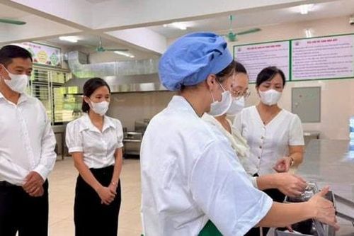 Thanh Trì giám sát chặt công tác an toàn thực phẩm tại bếp ăn bán trú trường mầm non