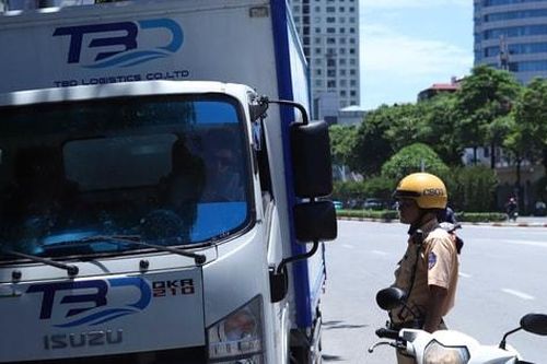 Phạt nhiều tài xế dừng, đỗ xe sai quy định tại tuyến đường Nguyễn Chí Thanh