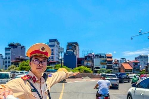 Hà Nội như 'chảo lửa', CSGT bám đường bảo đảm an toàn giao thông