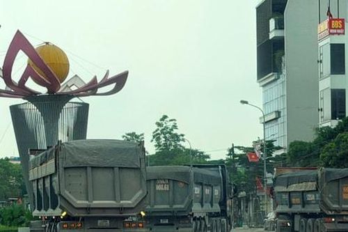 Nguyên nhân xe quá tải lưu thông trên đường Lê Hữu Tựu chưa bị xử lý?