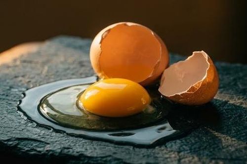 Nên dùng lòng trắng hay lòng đỏ trứng gà để làm đẹp da?