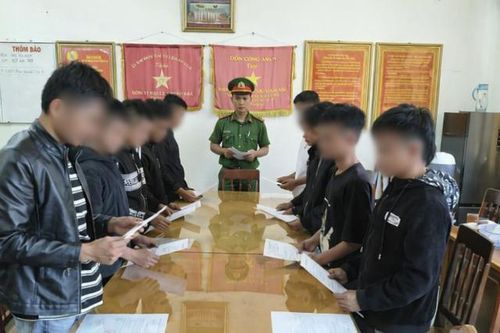 Khởi tố 10 đối tượng ép nạn nhân xuống cống nước rồi đánh cho dù nạn nhân đã xin lỗi