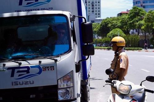 Bị CSGT xử lý vì dừng đỗ trước cổng bệnh viện, nhiều tài xế vẫn viện lý do quen thuộc