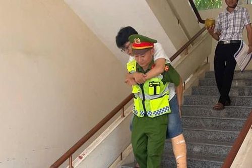 Công an xã dùng ô tô đến tận nhà đón thí sinh ngủ quên tới điểm thi