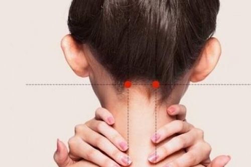 Day bấm huyệt hỗ trợ giảm đau đầu, say nắng mùa hè