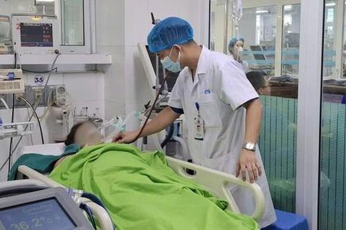Làm việc giữa trời nắng gắt, nhiều người nhập viện cấp cứu vì sốc nhiệt