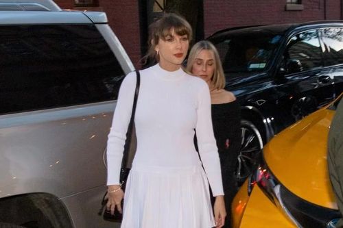 Taylor Swift và nữ chính Bridgerton 2 không hẹn mà cùng diện 'cả cây trắng'