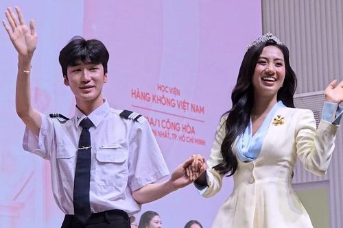 Hoa Hậu Hà Trúc Linh bất ngờ nhận vương miện tại Học viện Hàng không