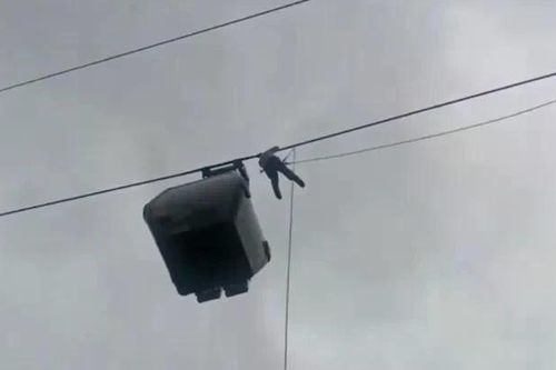Giải cứu gần 300 du khách mắc kẹt trên tuyến cáp treo cao nhất thế giới