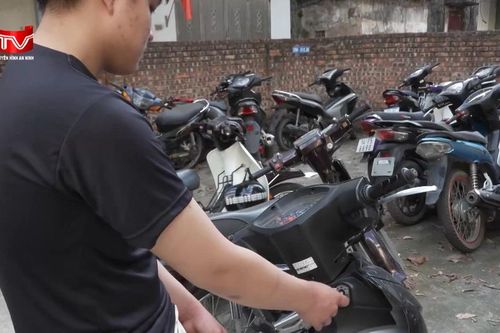 Camera ghi cảnh nhóm đạo chích bẻ khóa xe máy trong tích tắc