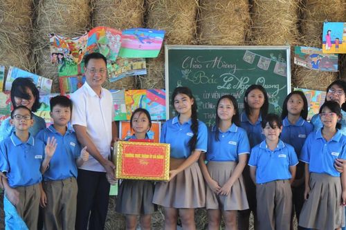 Bí thư Thành ủy Đà Nẵng thăm mái ấm nuôi hơn 300 trẻ mồ côi vì Covid-19
