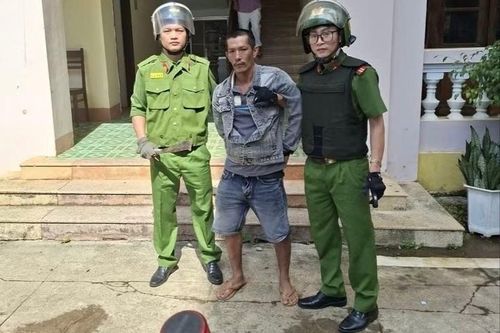 Nghĩ giáo viên 'dìm' con, phụ huynh cầm dao vào trường náo loạn
