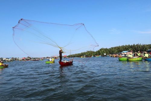 Lênh đênh thuyền thúng trong ngôi làng đẹp nhất thế giới ở Đà Nẵng