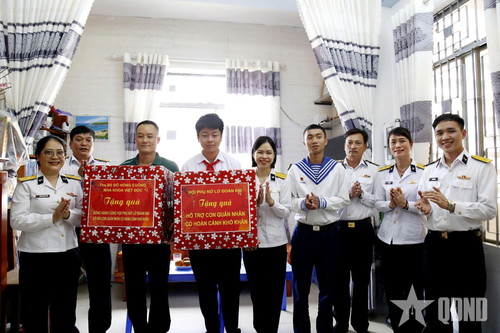 Nghĩa tình đồng đội từ mô hình 'Mẹ đỡ đầu'