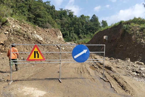 Xuất hiện nhiều vị trí sạt lở trên Quốc lộ 6 do mưa dông kéo dài