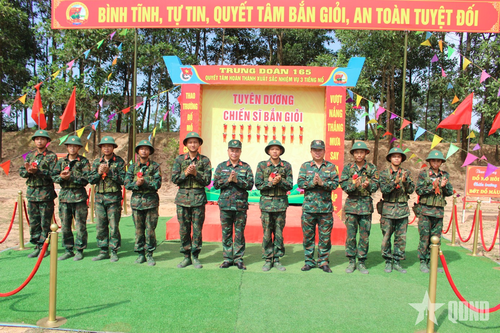 Chiến sĩ mới Trung đoàn 165: Vững vàng hoàn thành kiểm tra '3 tiếng nổ'