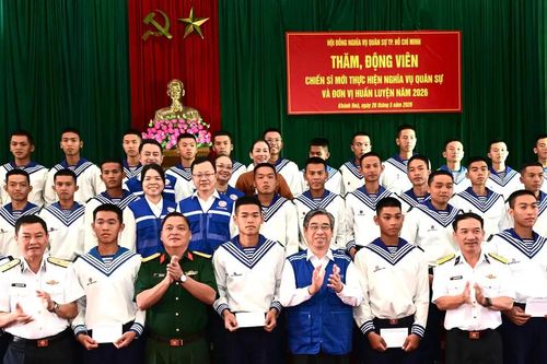 Lãnh đạo TPHCM thăm chiến sĩ mới tại Trung tâm Huấn luyện Vùng 4 Hải quân