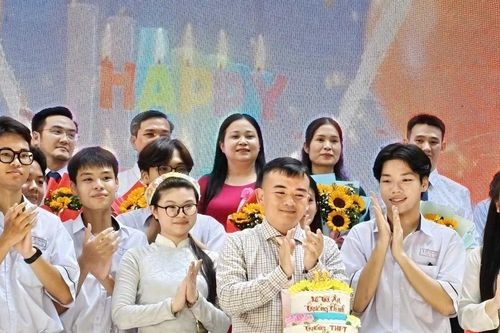 Hiệu trưởng gửi gắm học sinh chữ 'Tĩnh' trước kỳ thi tốt nghiệp THPT