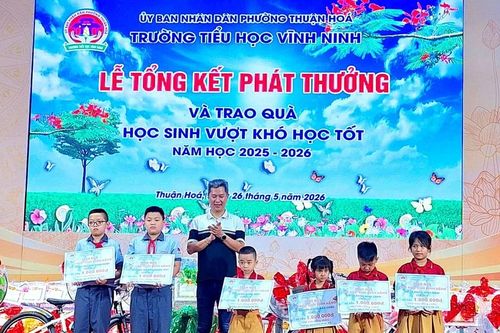 Trao gần 200 triệu đồng khen thưởng và hỗ trợ học sinh vượt khó tại TP Huế