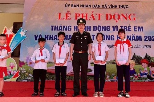 Tặng quà cho học sinh có hoàn cảnh khó khăn tại Quảng Ninh