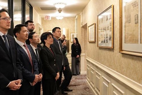 Thăm nơi Bác Hồ từng làm việc tại Boston (Hoa Kỳ) nhân dịp kỷ niệm 136 năm ngày sinh của Người