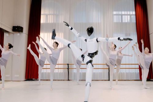 Robot hình người Trung Quốc gây kinh ngạc khi múa ballet cùng vũ công thật