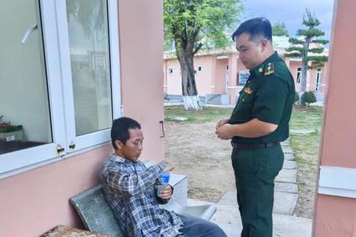 Cứu sống ngư dân gặp nạn trên biển