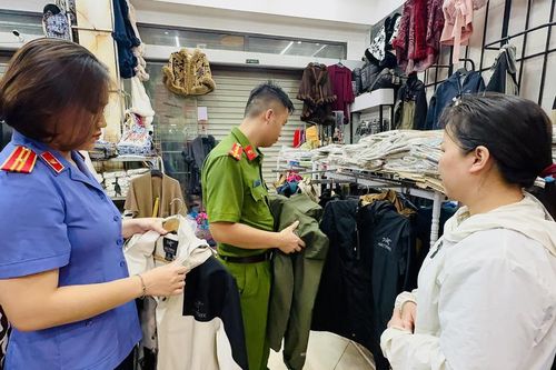 Khởi tố 2 đối tượng bán hàng giả nhãn hiệu trị giá gần 2 tỷ đồng