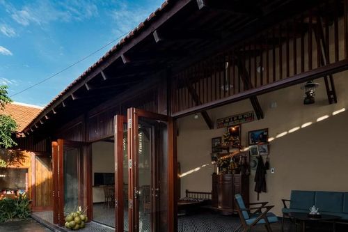 Ngôi nhà kết hợp giữa hiện đại và truyền thống với phần mái thú vị