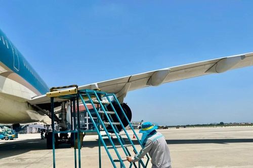 Nhân viên sân bay quay quắt giữa 'chảo lửa' gần 80 độ C