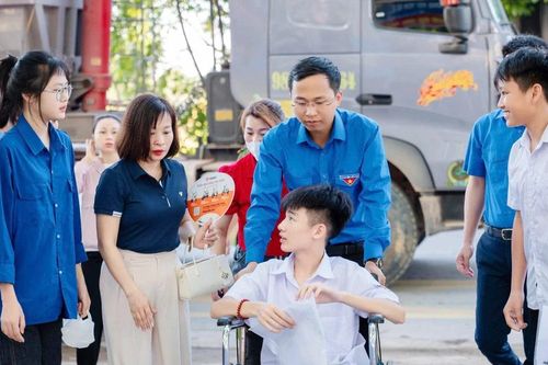 Xúc động hình ảnh 'áo xanh' dìu thí sinh ngồi xe lăn vào phòng thi