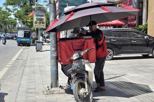 Bài 2: Người dân, doanh nghiệp căng mình chống nóng, lo mất điện giờ cao điểm