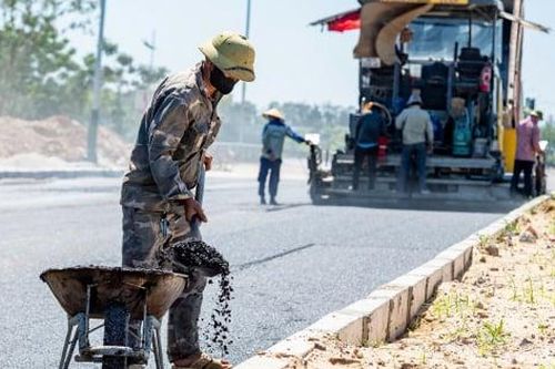 Công nhân ở Thanh Hóa thảm nhựa đường giữa nắng nóng trên 40 độ C