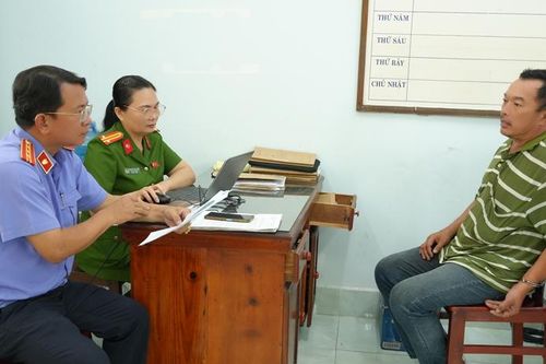 Kiểm sát viên phối hợp lấy lời khai đối tượng dùng dao đâm một người tử vong