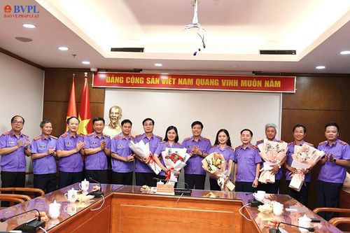 Lãnh đạo VKSND tối cao gặp mặt công chức chuẩn bị nghỉ hưu