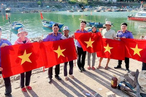 Chi đoàn VKSND khu vực 10 trao quà cho học sinh khó khăn và tặng cờ Tổ quốc cho ngư dân
