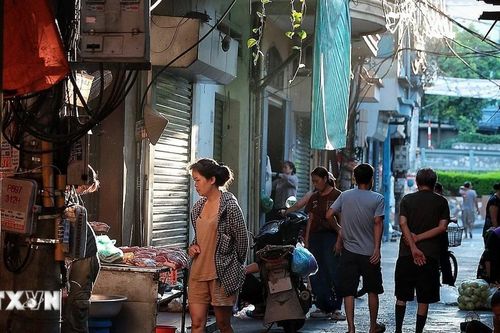Người Hà Nội 'chạy đua' trong thời tiết cao điểm nắng nóng