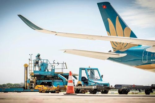 Nhân viên sân bay đẫm mồ hôi dưới 'chảo lửa' Nội Bài lên tới hơn 78 độ C