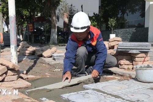 Nắng nóng trên 40 độ C, sinh hoạt người dân ở nhiều tỉnh bị đảo lộn