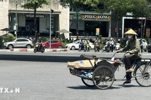 Người dân Hà Nội chật vật mưu sinh dưới nắng nóng gay gắt lên tới gần 40 độ C