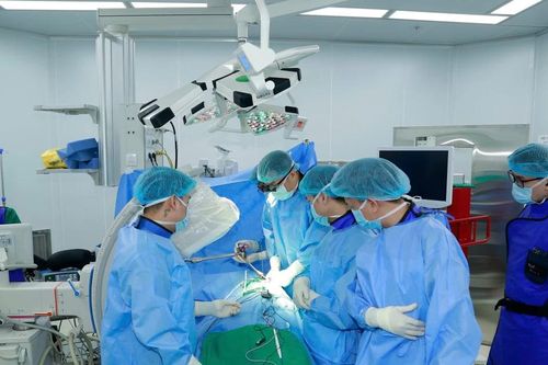 Ứng dụng công nghệ robot và định vị 3D vào phẫu thuật cột sống tại Việt Nam