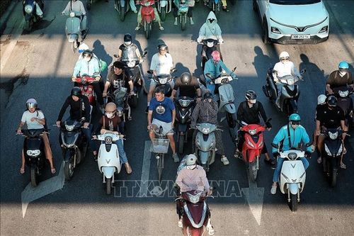 Người Hà Nội 'chạy đua' với nắng nóng gay gắt