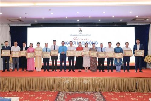 Thắp lên ngọn lửa trí thức và nhân văn trong môi trường giáo dục