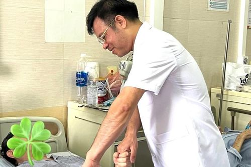 Miền Bắc như 'chảo lửa', bệnh viện dồn dập ca đột quỵ, say nắng