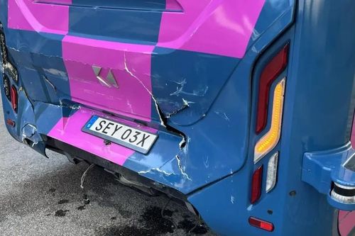 Thụy Điển: Xe buýt tự lái va chạm tàu điện trong ngày đầu chở khách