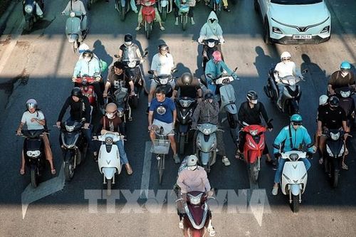 Người Hà Nội 'chạy đua' với nắng Hè