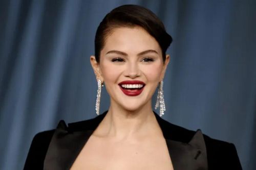 Selena Gomez rạng rỡ xuống phố với váy ngủ ren trắng