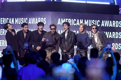 BTS trở lại American Music Awards sau 4 năm, giành chiến thắng khiến cả sân khấu vỡ òa